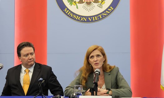 Đại sứ Mỹ tại Việt Nam Marc Knapper (trái) và Tổng Giám đốc USAID Samantha Power gặp gỡ báo chí tại Hà Nội, ngày 10.3.2023. Ảnh: Ngọc Vân