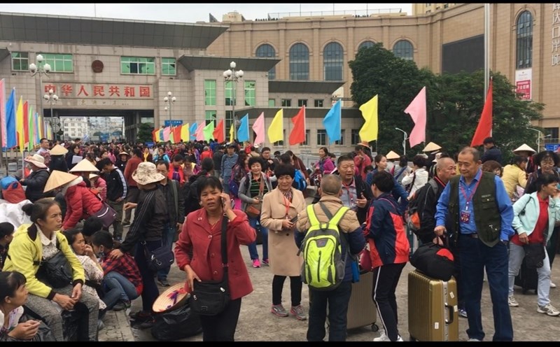 Khách Trung Quốc nhập cảnh vào Việt Nam qua Cửa khẩu quốc tế Móng Cái trước thời điểm dịch COVID-19 xuất hiện. Ảnh: Nguyễn Hùng