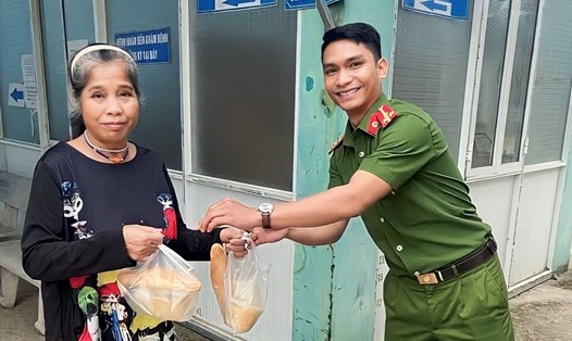 Những phần cháo và sữa được trao tận tay những bệnh nhân đang điều trị tại Trung tâm y tế huyện Đông Giang (tỉnh Quảng Nam). Ảnh: Công an huyện Đông Giang