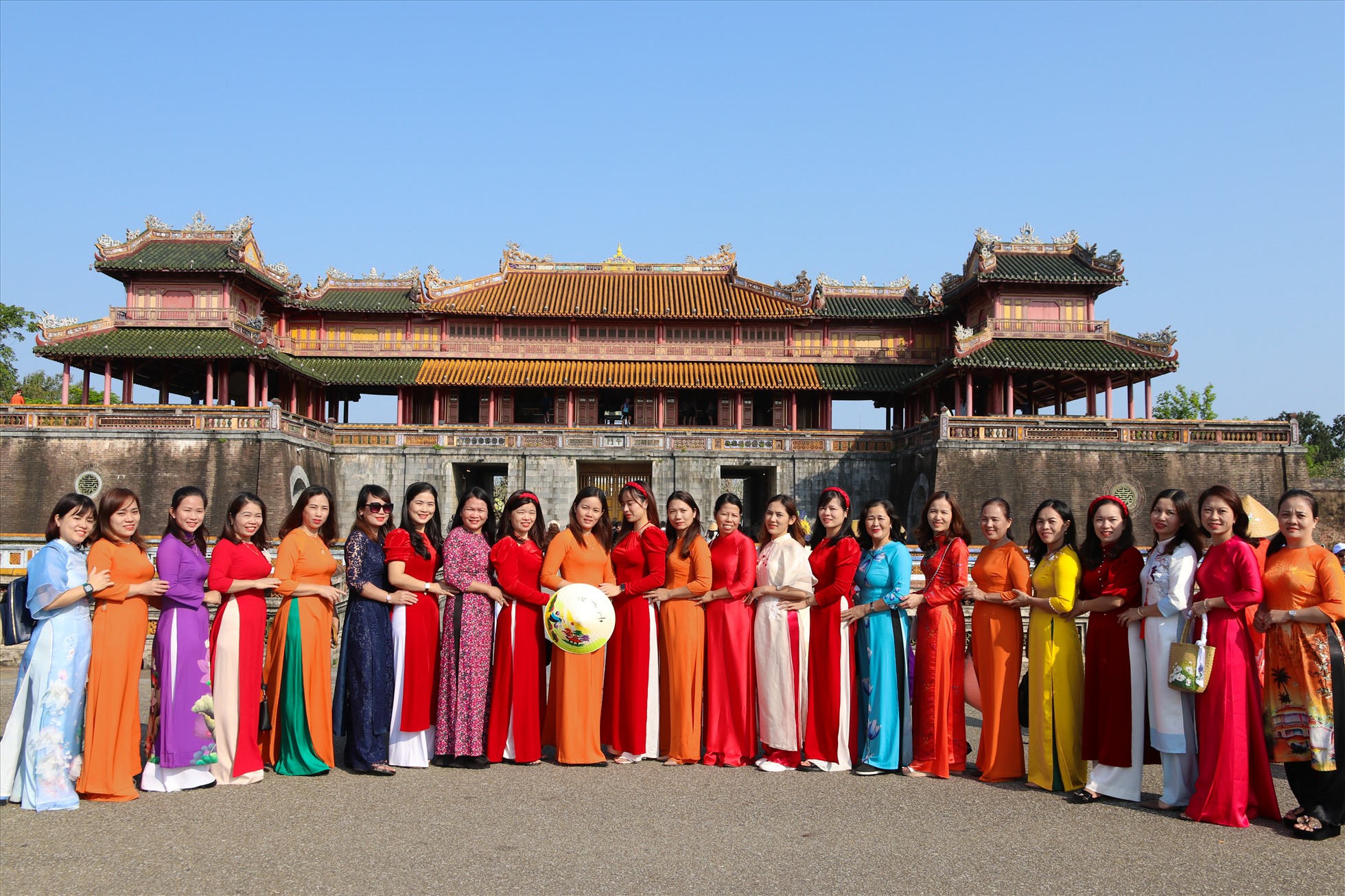 Du khách tham quan Đại Nội Huế.