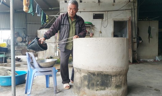 Ông Kim ở xã Thạch Châu lâu nay phải dùng nước giếng vì chưa có nước sạch từ nhà máy. Ảnh: Trần Tuấn.