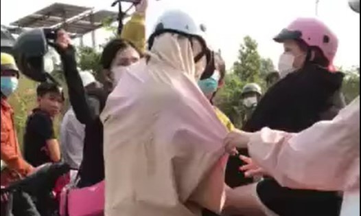 Một vụ bạo lực lứa tuổi học sinh ở Bình Phước, nữ sinh bị nhóm bạn vây đánh dẫn đến chấn thương. Ảnh chụp màn hình video