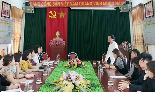Ông Phùng Quang Vinh – Phó Chủ tịch Liên đoàn Lao động tỉnh Phú Thọ phát biểu tại buổi làm việc với Công đoàn cơ sở Trường Mầm non thị trấn Hạ Hòa. Ảnh: Khánh Vân