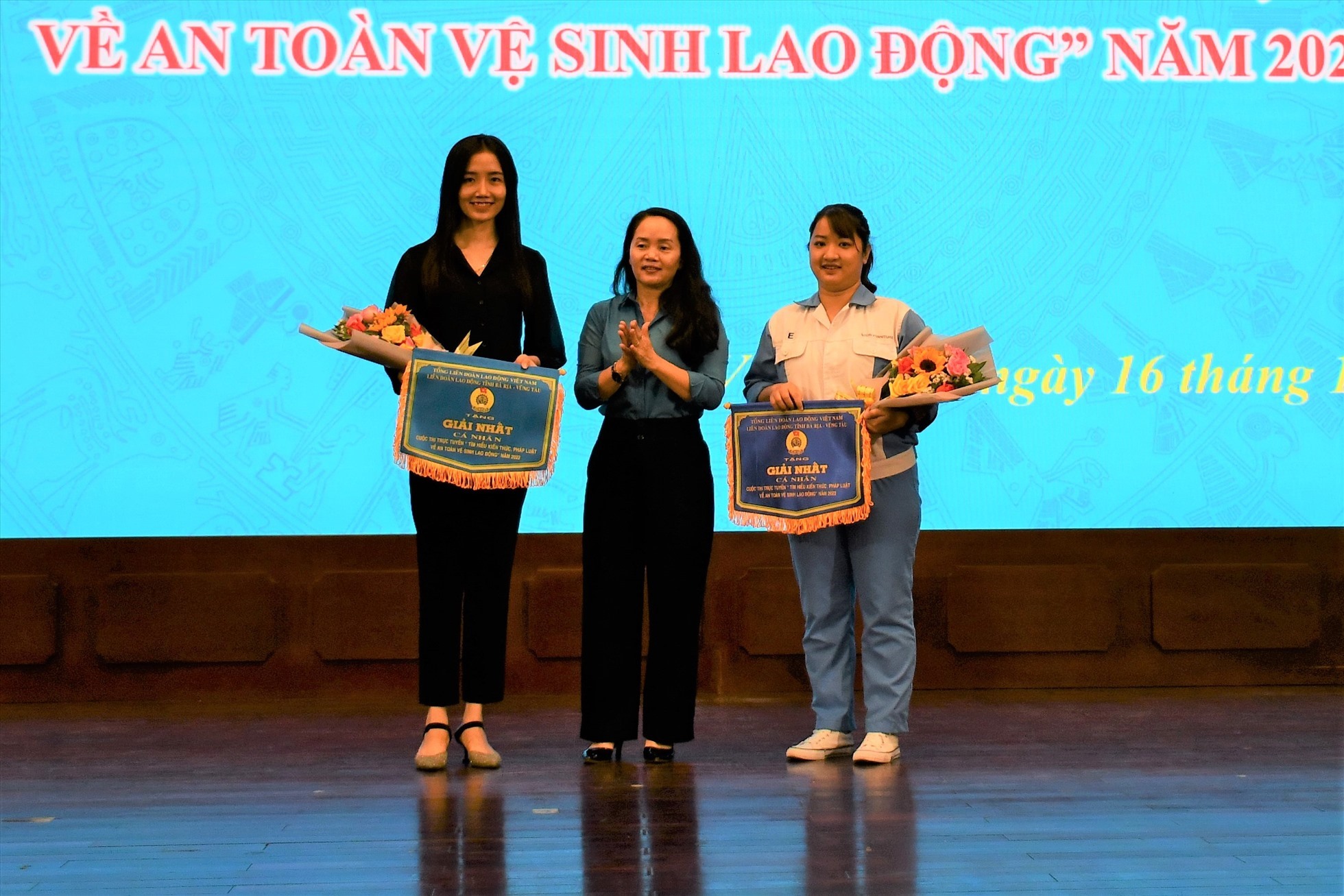 LĐLĐ tỉnh Bà Rịa - Vũng Tàu trao giải cho đoàn viên đạt giải Nhất tại cuộc thi tìm hiểu pháp luật về ATVSLĐ năm 2022 (minh họa). Ảnh: Thành An