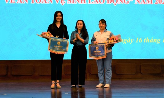 LĐLĐ tỉnh Bà Rịa - Vũng Tàu trao giải cho đoàn viên đạt giải Nhất tại cuộc thi tìm hiểu pháp luật về ATVSLĐ năm 2022 (minh họa). Ảnh: Thành An