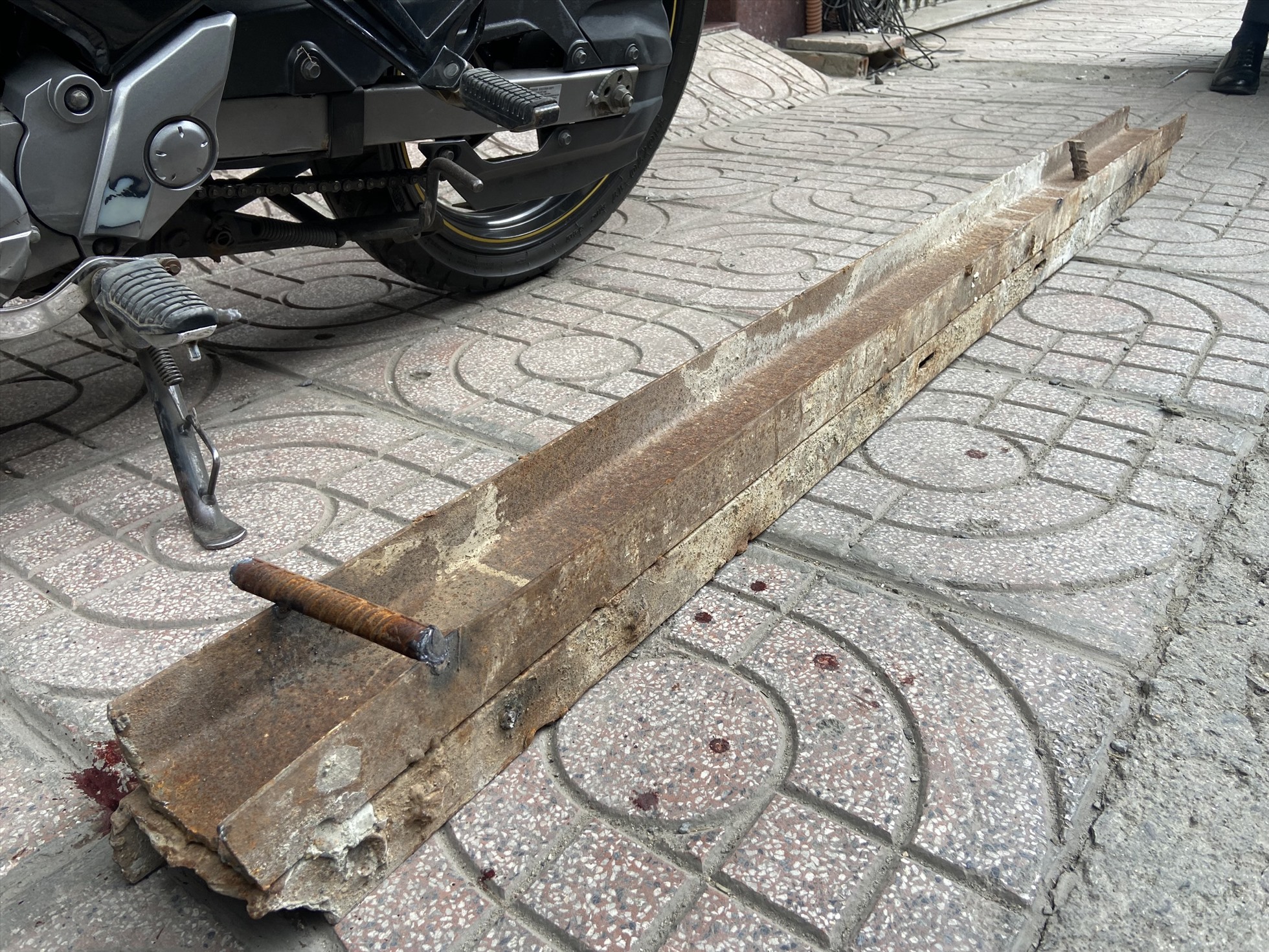 Thanh sắt từ nút giao Ngọc Hội rơi trúng người đi đường. Ảnh: Hữu Long