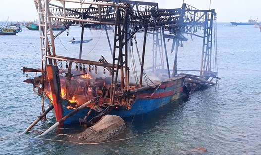 Chiếc tàu cá bị cháy rụi, thiệt hại tài sản khoảng hơn 14 tỉ đồng. Ảnh: Phú Quốc