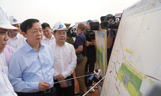 Phó Thủ tướng Trần Hồng Hà cùng đoàn công tác kiểm tra tiến độ Dự án sân bay Long Thành tại công trường dự án ở huyện Long Thành, tỉnh Đồng Nai. Ảnh: Hà Anh Chiến