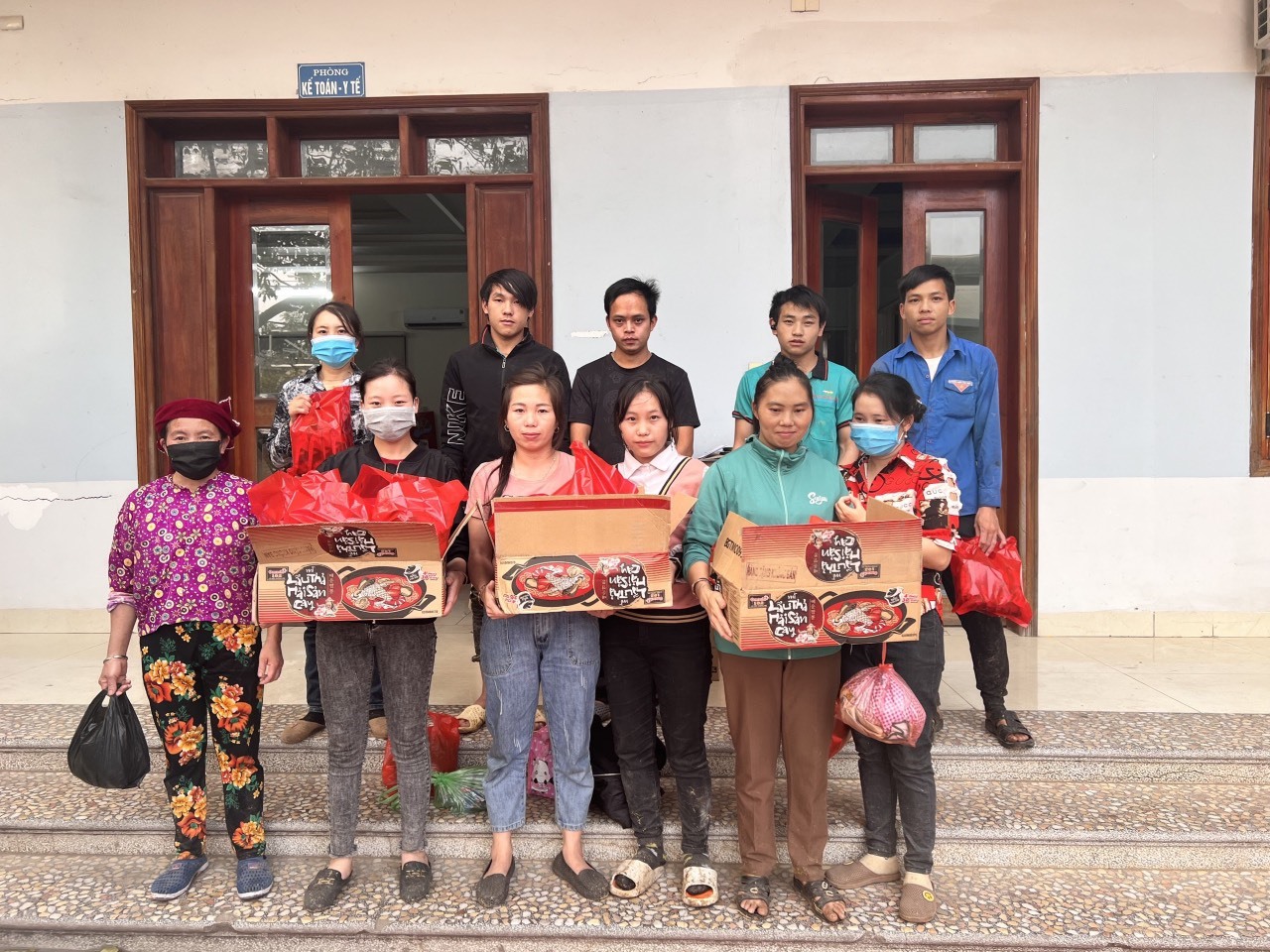 Trao tặng mì tôm cho công nhân lao động Công ty TNHH An Lâm, huyện Lạng Giang. Ảnh: Nguyễn Thị Mơ