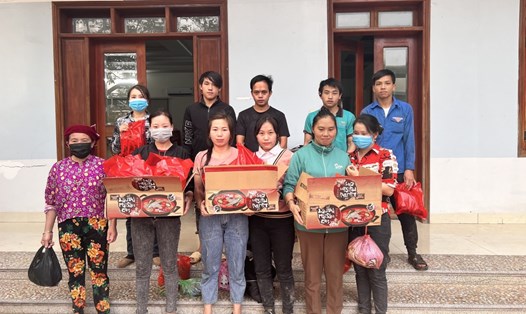 Trao tặng mì tôm cho công nhân lao động Công ty TNHH An Lâm, huyện Lạng Giang. Ảnh: Nguyễn Thị Mơ