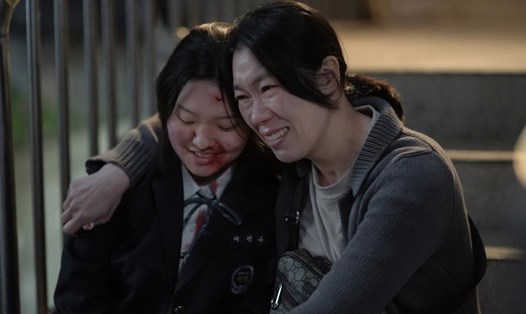 Nữ diễn viên Hye Ran (bìa phải) đã có vai diễn xuất sắc trong "The Glory". Ảnh: Chụp màn hình