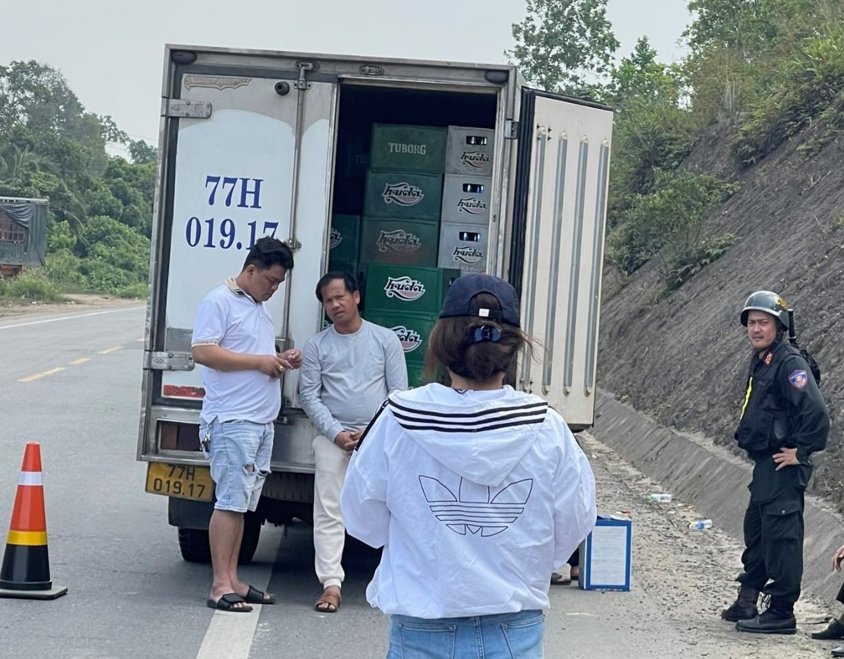 Công an Đà Nẵng phát hiện xe ôtô 77H-019.17 chở 20.000 gói thuốc lá ngoại nhập các loại không rõ nguồn gốc xuất xứ. Ảnh: Khánh Ngọc