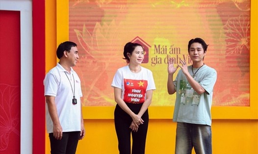 Quyền Linh, Quỳnh Hoa và Tăng Duy Tân (phải) trong chương trình. Ảnh: Golden Moon