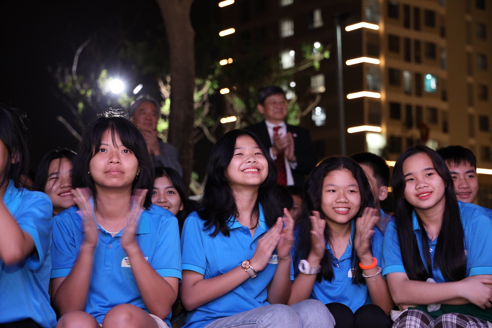 Mang âm nhạc đến với trường học cho trẻ mồ côi vì COVID-19. Ảnh: Nguyên Thi