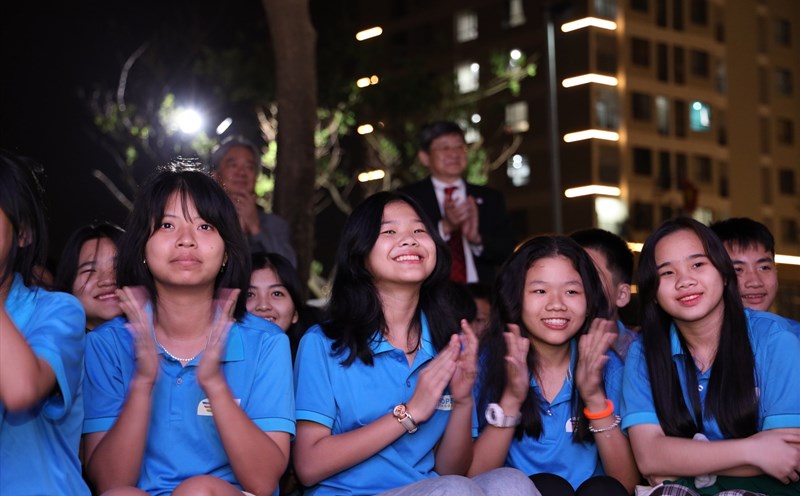 Mang âm nhạc đến với trường học cho trẻ mồ côi vì COVID-19. Ảnh: Nguyên Thi