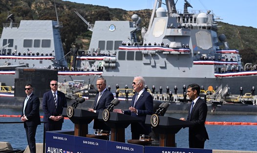 Tổng thống Mỹ Joe Biden (giữa) phát biểu cùng với Thủ tướng Anh Rishi Sunak (phải) và Thủ tướng Australia Anthony Albanese (trái) trong cuộc họp báo sau hội nghị thượng đỉnh AUKUS tại Căn cứ Hải quân Point Loma ở San Diego, California, Mỹ ngày 13.3. Ảnh: AFP