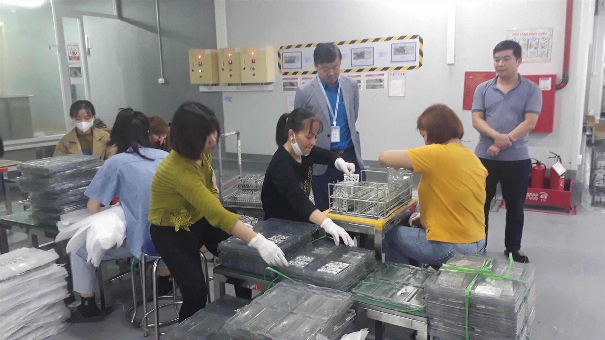 Lãnh đạo Công đoàn các Khu công nghiệp tỉnh Bắc Giang nắm bắt tình hình công nhân lao động trong khu công nghiệp. Ảnh: Công đoàn các KCN tỉnh Bắc Giang