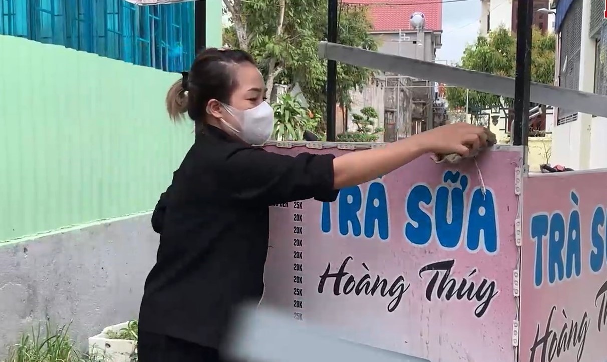 Công nhân bán trà sữa sau giờ làm việc kiếm thêm thu nhập trang trải cuộc sống. Ảnh: Lương Hà