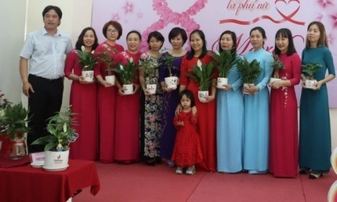 Ban Giám hiệu và Ban Chấp hành Công đoàn tặng cây xanh cho chị em để với thông điệp tiếp tục phát huy “Chất lượng - Chuyên nghiệp - Nghĩa tình” để xây dựng văn hoá nhà trường, trong đó có 4D. Ảnh: CĐ Dầu khí Việt Nam