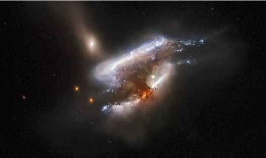 Ba thiên hà va chạm được chụp lại bởi Kính viễn vọng Không gian Hubble. Sự hợp nhất giữa ba thiên hà, mỗi thiên hà chứa một hố đen siêu lớn, có thể là nguyên nhân tạo ra lỗ đen siêu khổng lồ hiếm gặp, những vật thể nặng nhất trong vũ trụ. Ảnh: NASA