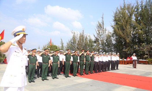 Đoàn công tác Quân đội nhân dân Việt Nam dâng hương tưởng niệm. Ảnh: Hoài Luân