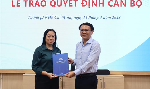 Giám đốc Sở TTTT TPHCM Lâm Đình Thắng trao quyết định cho bà Nguyễn Đình Như Hương.  Ảnh: Trung tâm báo chí TPHCM