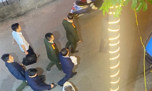 Ông Nguyễn Đình Đương (áo xanh) bị bắt tối 13.3.2023. Ảnh: Đại An