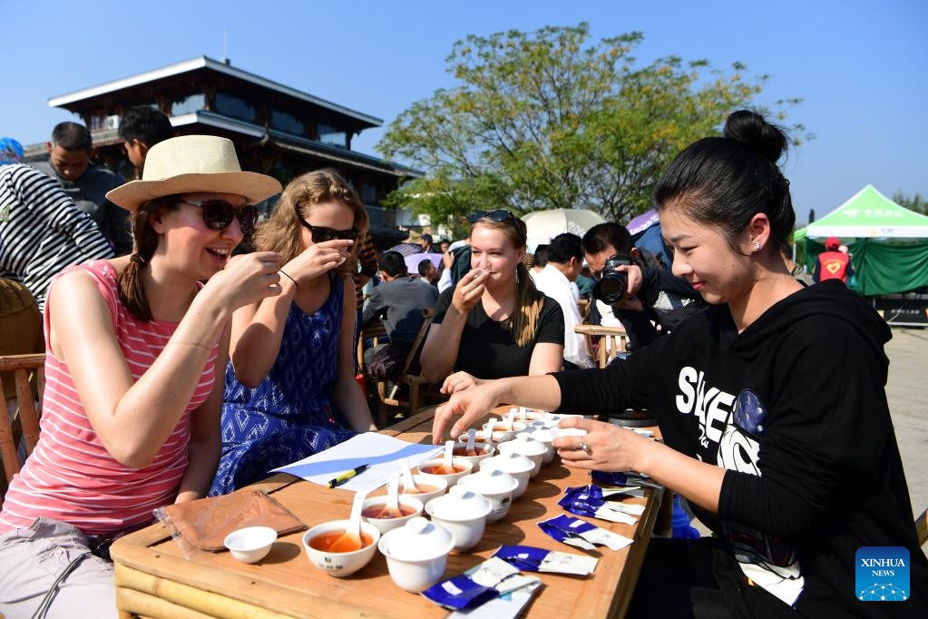 Khách nước ngoài thưởng trà tại một cuộc thi về trà ở Vũ Di Sơn, Phúc Kiến, Trung Quốc ngày 28.10.2017. Ảnh: Xinhua