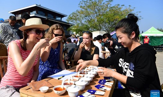 Khách nước ngoài thưởng trà tại một cuộc thi về trà ở Vũ Di Sơn, Phúc Kiến, Trung Quốc ngày 28.10.2017. Ảnh: Xinhua