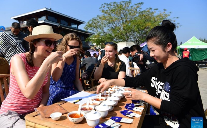 Khách nước ngoài thưởng trà tại một cuộc thi về trà ở Vũ Di Sơn, Phúc Kiến, Trung Quốc ngày 28.10.2017. Ảnh: Xinhua