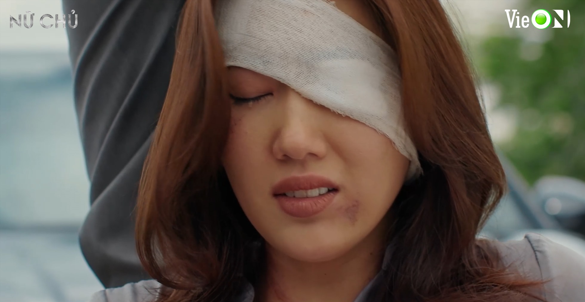 Thuý Ngân bầm dập trong phim "Nữ chủ". Ảnh: VieOn.
