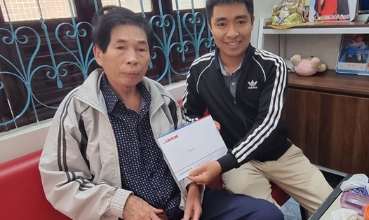 Ông Tống Sỹ Kỳ (trái ảnh) nhận quà hỗ trợ của Quỹ Xã hội từ thiện Tấm lòng Vàng. Ảnh: N.Linh