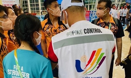 Lấy mẫu thử doping tại SEA Games 31. Ảnh: Hoài Việt