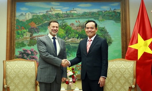 Phó Thủ tướng Trần Lưu Quang tiếp Đại sứ Australia tại Việt Nam Andrew Goledzinowski. Ảnh: VGP