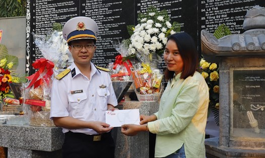 Quỹ XHTT Tấm lòng Vàng trao quà cho thân nhân liệt sĩ Gạc Ma Nguyễn Mậu Phong. 
Ảnh: Hữu Long