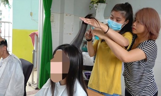 Chị Nguyễn Hoàng Thủy là người nhận dạy nghề cắt tóc cho các bạn trẻ bị khuyết tật trên địa bàn TP Đà Nẵng. Ảnh: Nguyễn Linh