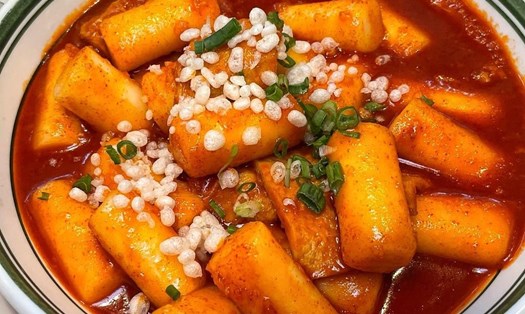 Tteokbokki là món bánh gạo truyền thống của Hàn Quốc. Ảnh: @dollybokki