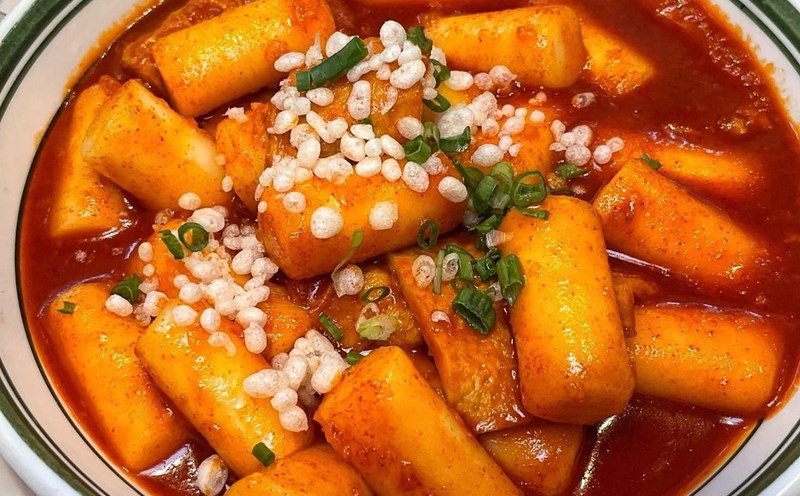 Tteokbokki là món bánh gạo truyền thống của Hàn Quốc. Ảnh: @dollybokki