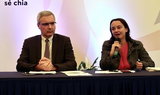 Đại sứ Pháp tại Việt Nam Nicolas Warnery (trái) và Tham tán Văn hoá Sophie Maysonnave tại buổi họp báo ngày 14.3. Ảnh: Ngọc Vân