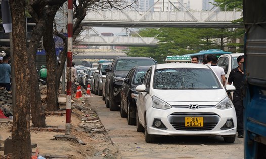 Các phương tiện xếp hàng dài chờ đăng kiểm trước một Trung tâm đăng kiểm ở Hà Nội. Ảnh: Hữu Chánh