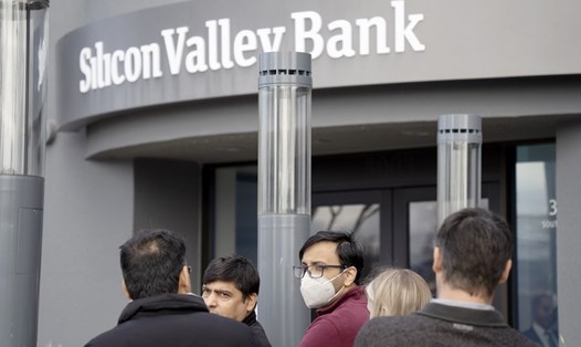 Khách hàng đứng bên ngoài trụ sở ngân hàng Silicon Valley ở Santa Clara, California, Mỹ, ngày 13.3.2023. Ảnh: Xinhua