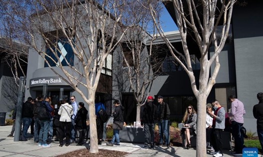 Người dân xếp hàng bên ngoài trụ sở của ngân hàng Silicon Valley (SVB) ở Santa Clara, California, Mỹ, ngày 13.3.2023. Ảnh: Xinhua