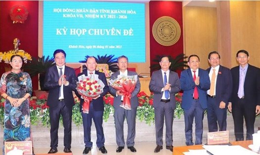 Lãnh đạo tỉnh Khánh Hòa tặng hoa chúc mừng ông Trần Hòa Nam (thứ 4 từ trái qua) và ông Nguyễn Anh Tuấn (thứ 3 từ trái qua). Ảnh: VGP