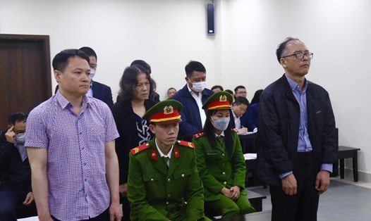 Cựu Giám đốc Đỗ Quốc Hùng (ngoài cùng bên phải) tại phiên toà xét xử vụ án thất thoát hơn 180 tỉ đồng. Ảnh: Việt Dũng