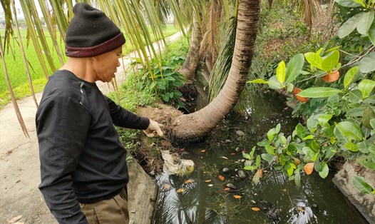 Người dân xã Thái Sơn bức xúc vì kênh ô nhiễm bị chặn cứng, gây nguy cơ lụt úng vào mùa mưa. Ảnh: Băng Tâm