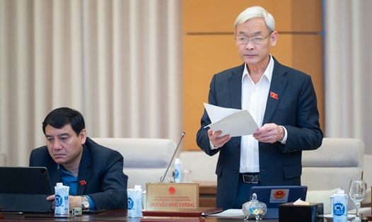 Chủ nhiệm Ủy ban Tài chính - Ngân sách Nguyễn Phú Cường báo cáo tại phiên họp. Ảnh: Nghĩa Đức/QH