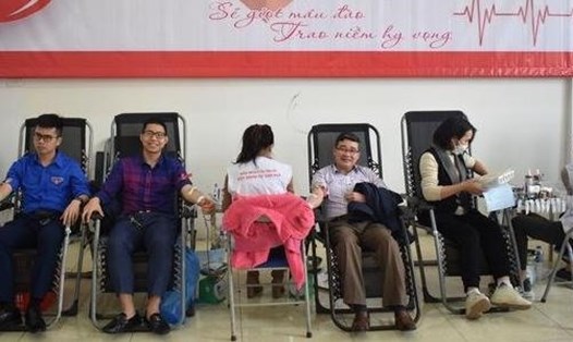 Đông đảo cán bộ, đoàn viên, người lao động trên địa bàn huyện Mê Linh tham gia hiến máu. Ảnh: Hạ Long