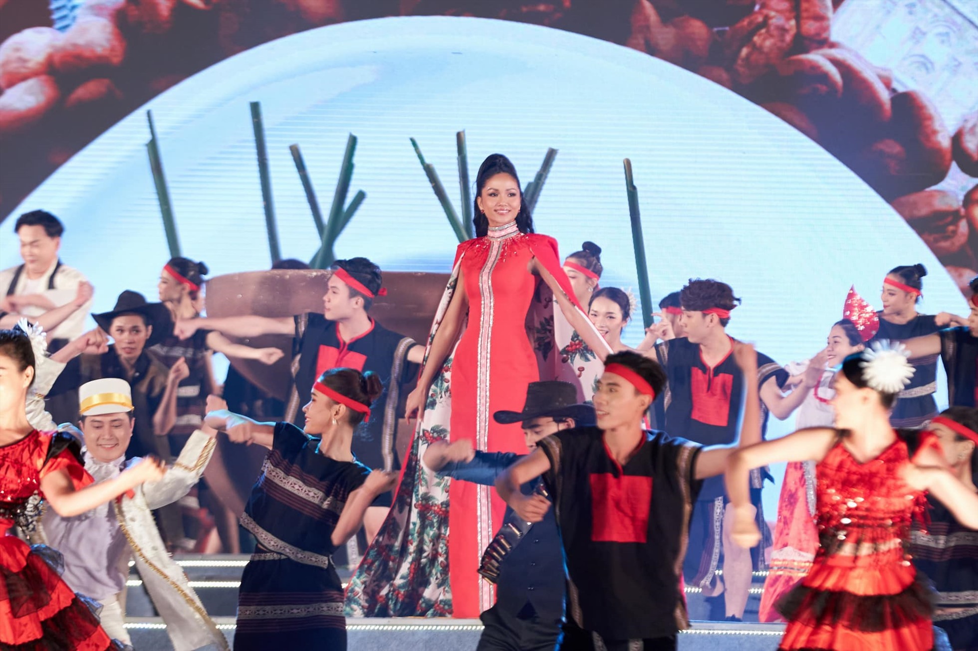 H'Hen Niê làm đại sứ cho Lễ hội cà phê. Ảnh: BTC.