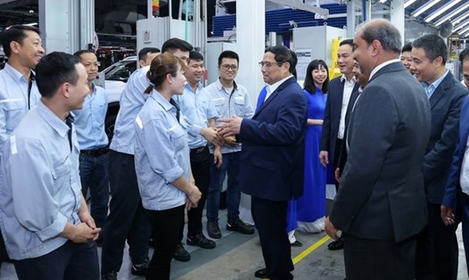 Thủ tướng trao đổi với công nhân Ford Việt Nam. Ảnh: VGP