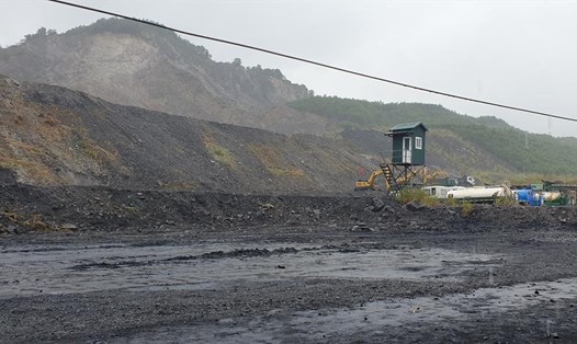 Khu vực bãi thải mỏ của Công ty Than Hòn Gai vừa được cấp phép khai thác để làm nguyên vật liệu san lấp mặt bằng. Ảnh: Nguyễn Hùng